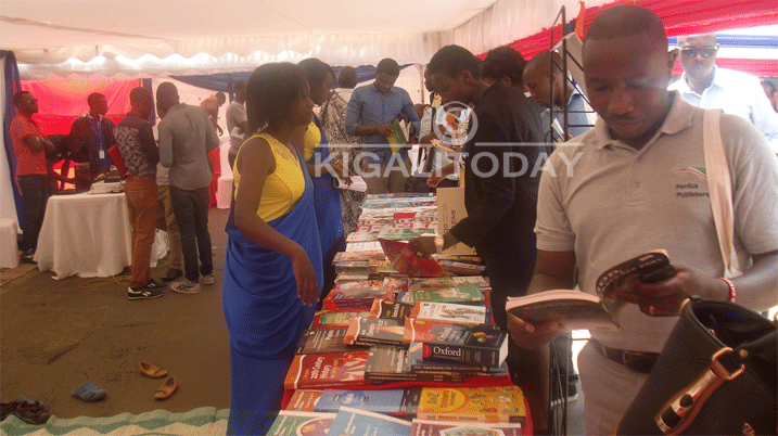 Muri uyu muhango abantu bamurikiwe ibitabo by'abana babakangurira kubibagurira