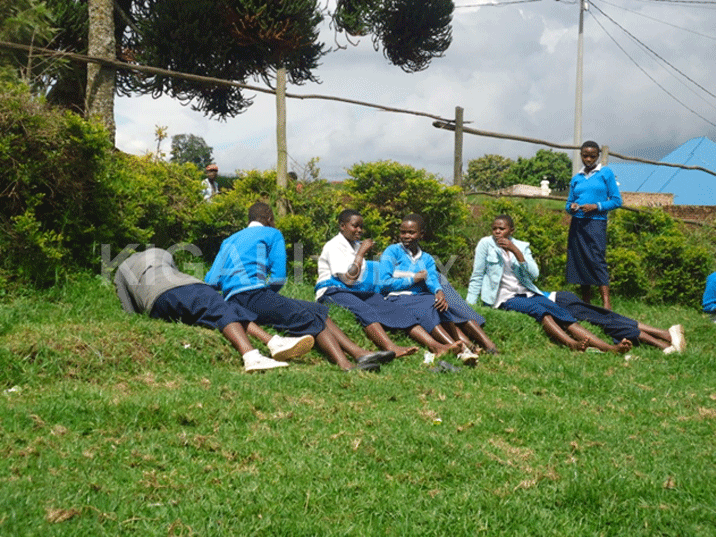 Abanyeshuri bamwe baba baryamye mu byatsi abandi bari kurya.