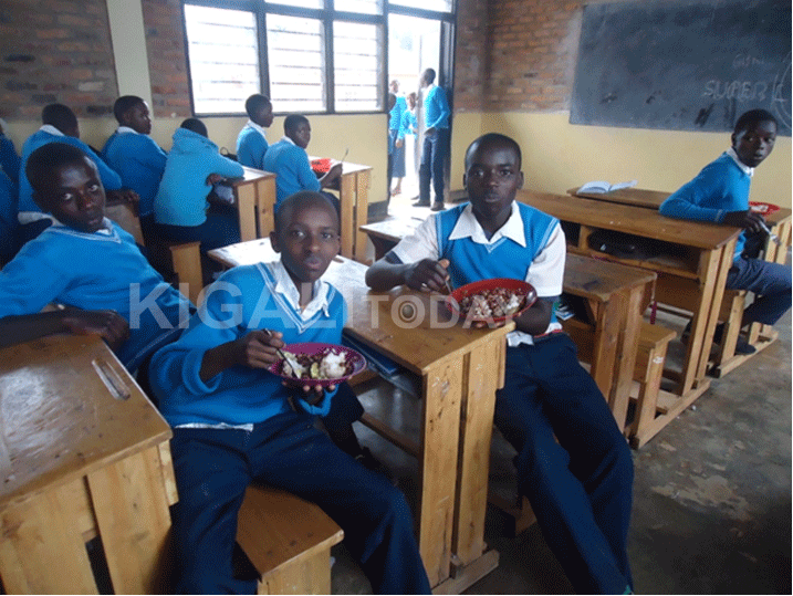 Abanyeshuri bamwe baba baryamye mu byatsi abandi bari kurya.