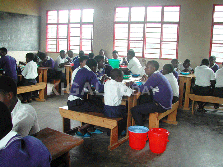 Abanyeshuri barya ku ishuri saa sita ngo bibasha kwiga neza.