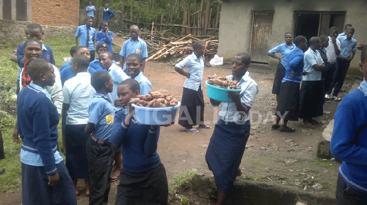 Abanyeshuri batishoboye ngo bumvikana n'ubuyobozi n'ababyeyi bakajya bazana ku byo bejeje bisimbura amafaranga.