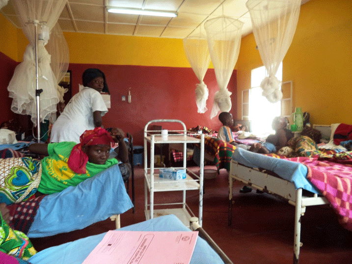 Abarwayi ngo iyo basezerewe batarishyura basiga amakarita ya mituweri bakazagaruka kuyatwara baje kwishyura.