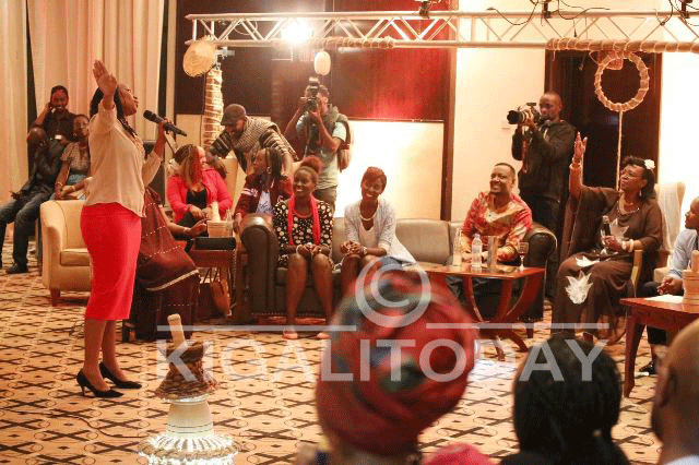 Yari ashagawe n'abataramyi bamuririmbira