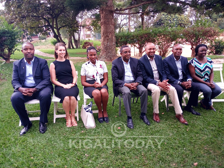 Komite nyobozi ya RAPEP iri kumwe na Minisitiri biruta mu ifoto y'Urwibutso