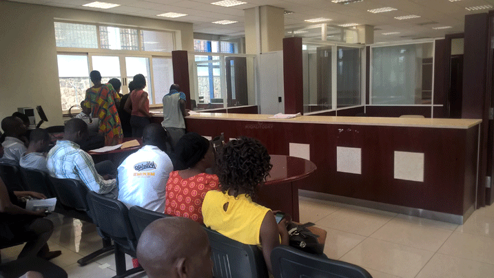 Aha abaturage bahagaze hejuru y'umuntu umwe basaba serivise zitandukanye bigatuma batinda cyane