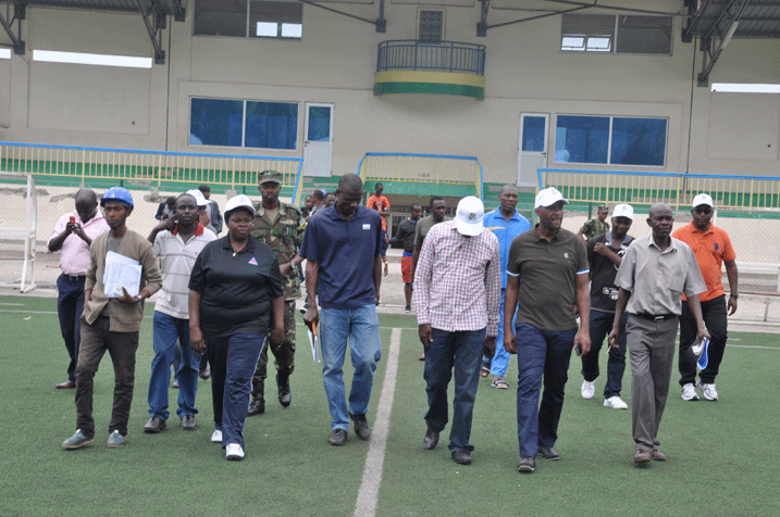 Abashinzwe imirimo batembereza abayobozi muri Stade Umuganda babereka aho imirimo yo kuyisana igeze.