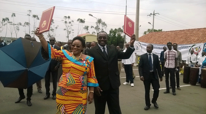 Icyo gihe abayobozi ku mpande zombi bari bishimiye ayo masezerano yo koroshya ubuhahirane