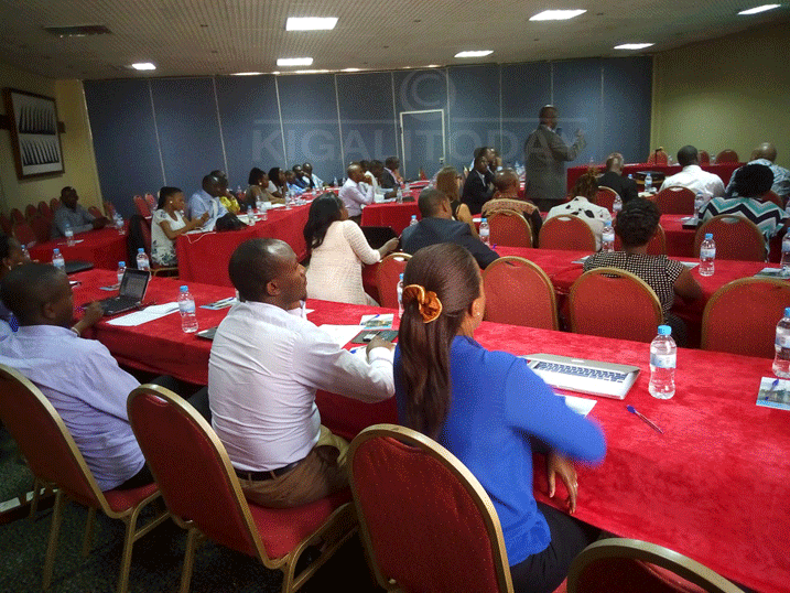 Abanyamuryango b'uru rugaga rw'abanyamwuga mu bidukikije baganirizwa ku mikorere myiza y'urugaga