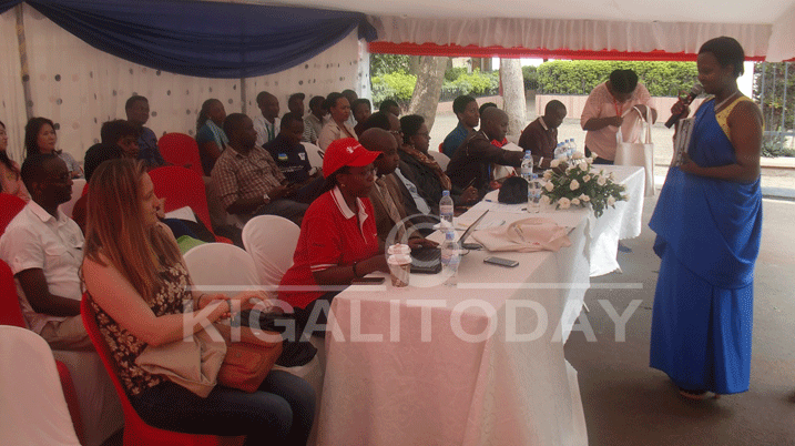 Abitabiriye uyu muhango basobanurirwa ibyiza byo gukundisha abana gusoma n'amoko y'ibitabo byabo ahari