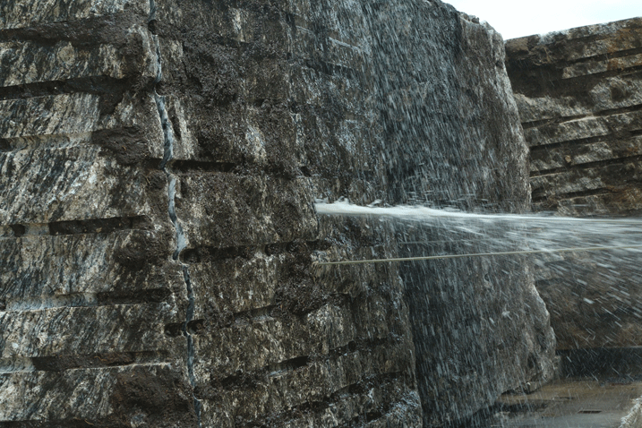 Amabuye arimo gusaturwa mu ruganda