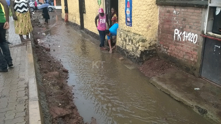 Nyuma yo gusenya umuyobora yiraye mu baturage yangiza amazu n'ibiyarimo