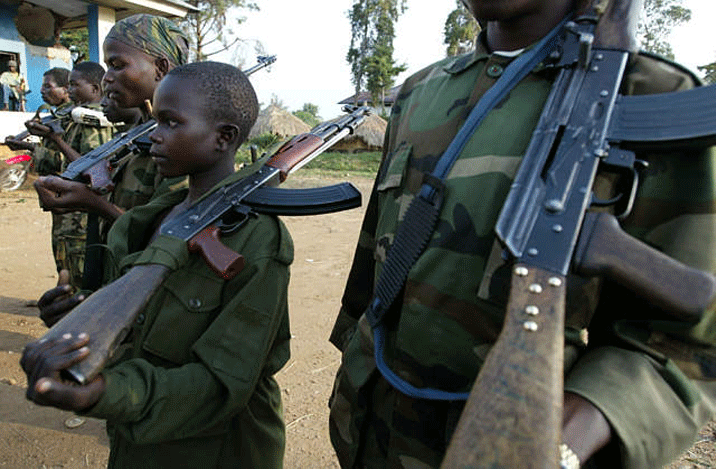 Bamwe mu bana bato bigishwa igisirikare aho kujyanwa ku ishuri 