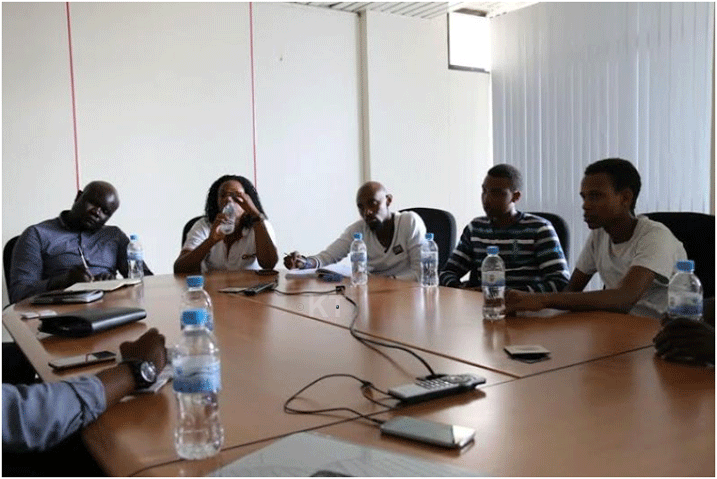 Bamwe mu rubyiruko baganiriye na Frederick Odhiambo ku bikorwa byabo by'ikoranabuhanga.