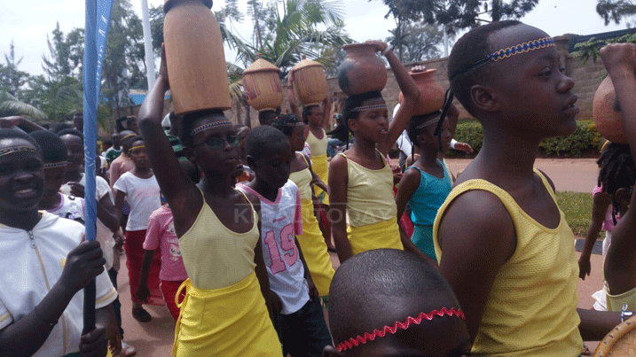 Bimwe mu bikoresho gakondo na byo byagaragaye mu mwiyereko