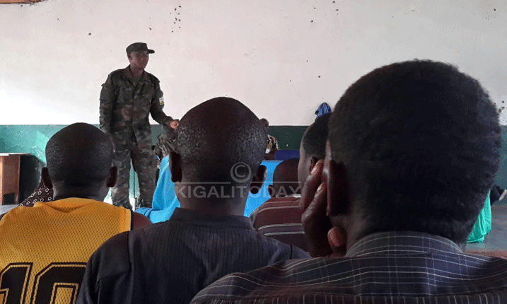 Col Frank Mutembe yabwiye abaturage bo ku Mumena ko hagiye gukoreshwa uburyo busanzwe n