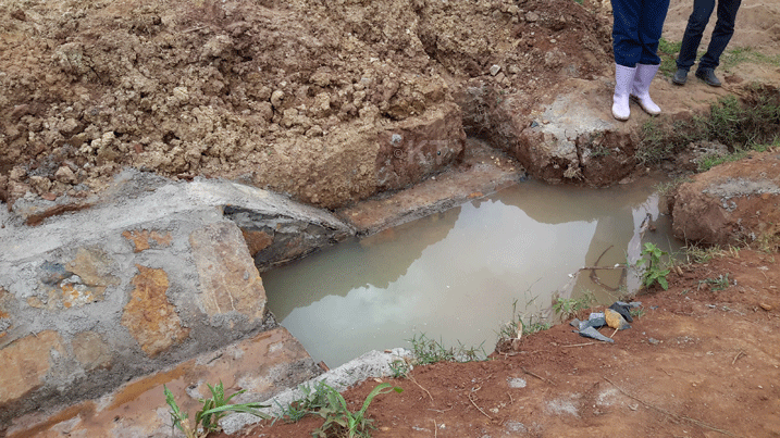 Mu bishanga haracibwa imiyoboro mu rwego rwo kwirinda ko amazi azajya arengera imyaka.