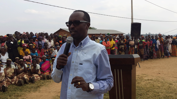 Guverineri Alphonse Munyantwari yizaza abaturage ko mu cyumweru kimwe ibibazo byabo byose bizaba bimaze gukemuka.