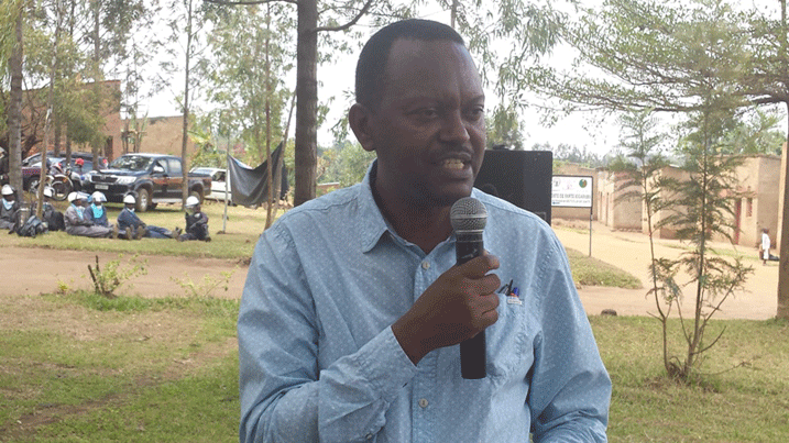 Hakizimana Emmanuel umukozi wa RBC avuga ko umuti udatera imbaragasa,ahubwo ziterwa n'umwanda