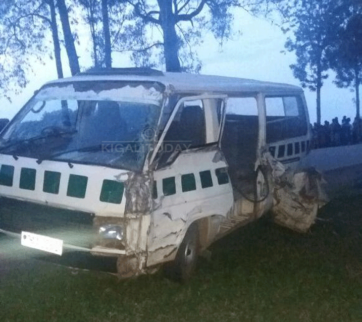 Iyi Hiace ikoze impanuka ihitana umwe hakomereka babiri ku buryo bukabije