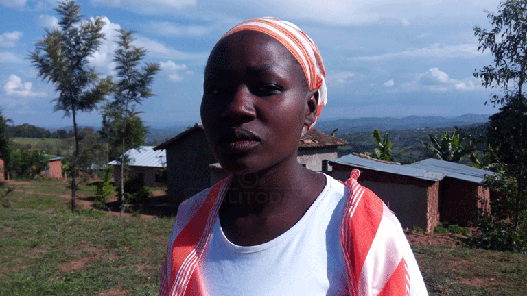 Assoumpta Yambabariye ati ubuyobozi bwo hejuru bukurikiranire hafi itangwa ry'inka za Girinka n'itangwa ry'amabati ku bakene