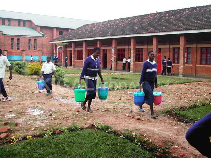 Ibikoresho byo gutwaramo ibiryo ngo biracyari ikibazo ku bigo by'amashuri yo mu Karere ka Gakenke.
