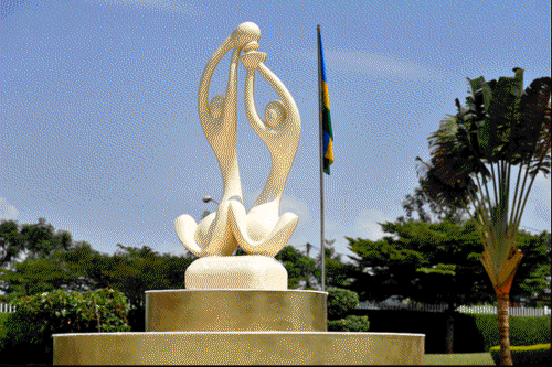 Ikirango cy'ubutwari kigaragaza umuntu usukira undi ibyari mu kabindi ke, bisobanura kwemera kumenera amaraso abandi.