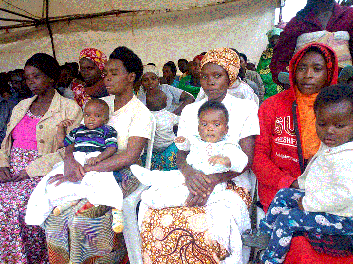 Ingamba y'ibirezi igizwe n'abagore batwite n'abagabo ndetse n'impinja kugeza ku myaka ibiri