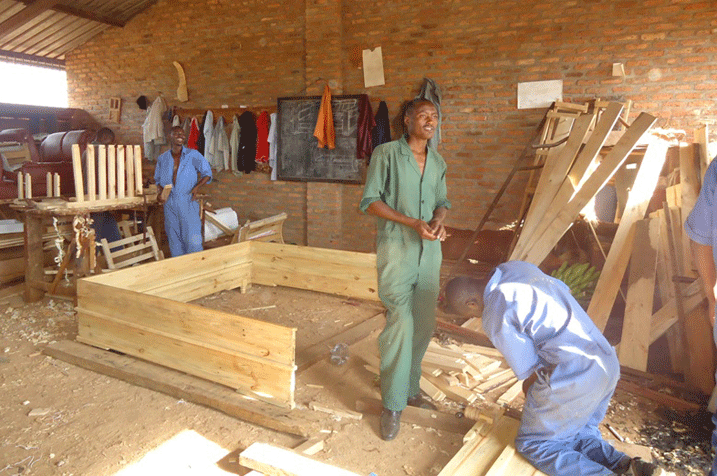 Aho amashanyarazi yageze batangiye kumva ibyiza byayo kuko abafasha kwihangira imirimo.