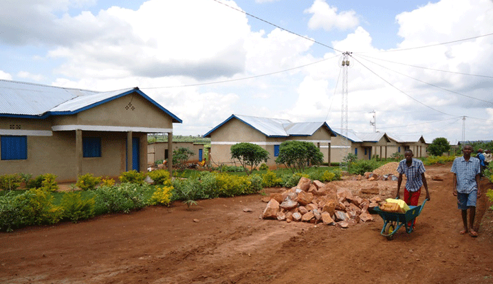 Amashanyarazi ngo atuma batura neza. Aha ni mu Mudugudu w'Icyitegererezo wa Nyagatavu.