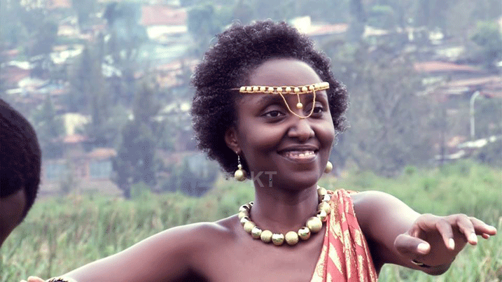 Keza Clemy wateguye iri serukiramuco, asanzwe agaragara mu bikorwa byimakaza umuco nyarwanda.