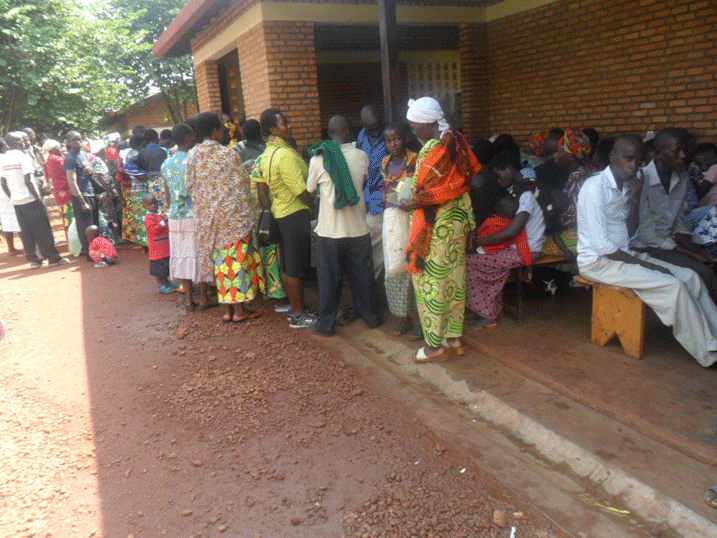 Abaturage ba Kirehe bamenye akamaro ka Mutuelle. Abo barimo kwandikisha amafishi ya Mutuelle.