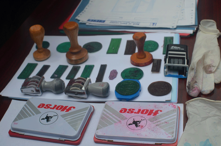  Ibikoresho umusore wafashwe yifashishaga mu gukorwa ibyangombwa bihimbano