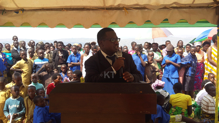 Umuyobozi w'Akarere ka Nyaruguru, Francois Habitegeko, asaba abaturage gufatanya n'abayobozi bagakora kurushaho.