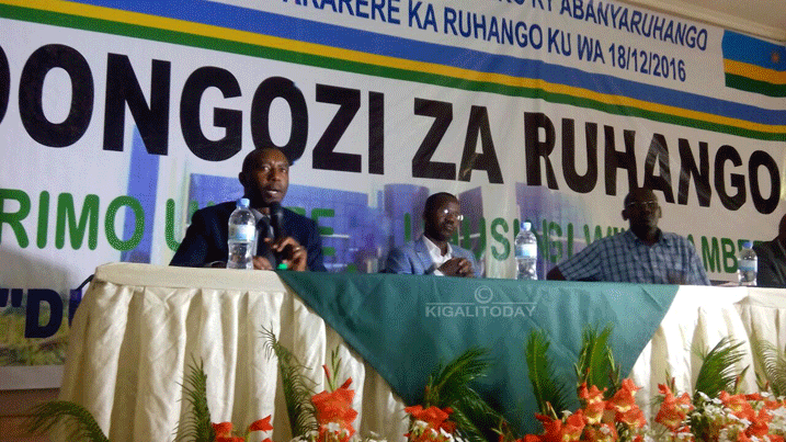 Umuyobozi w'Akarere ka Ruhango Mbabazi Francois Xavier atanga ikaze muri iyi nama