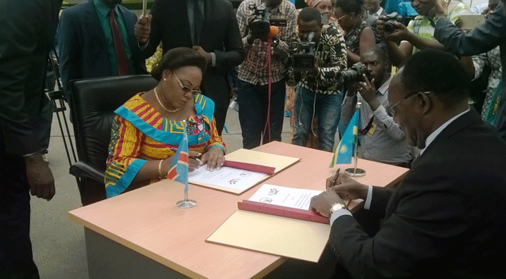 Minisitiri Francois Kanimba na Minisitiri Nefertiti Kudianzila Kisula basinya amasezerano