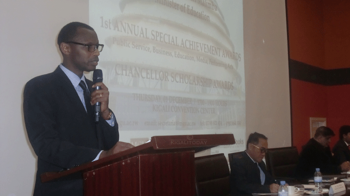 Minisitiri Musafiri akangurira abanyeshuri kwimakaza umuco wo gusoma ibitabo