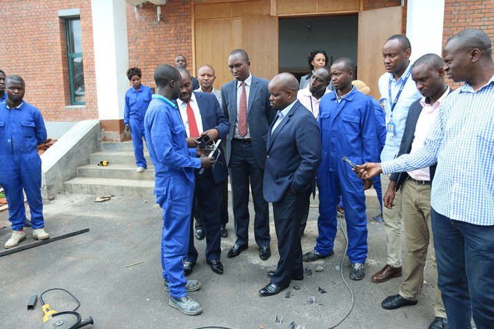 Minisitiri Nsengimana aganira n'abanyeshuri biga ibyo gusudira