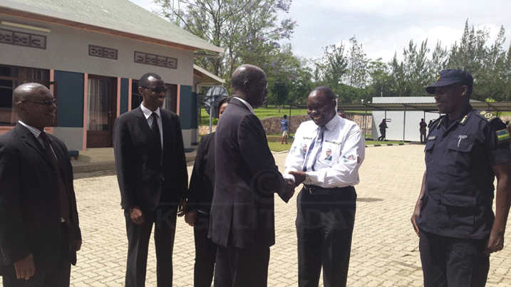 Minisitiri w'intebe Anastase Murekezi asuhuza Rucagu