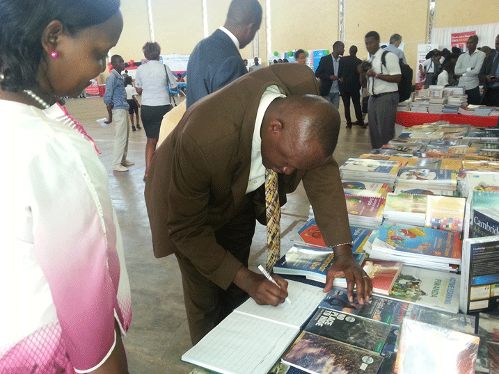 Minisitiri w'Umuco na Siporo, Amb.Joseph Habineza, atangiza iri murikabikorwa.