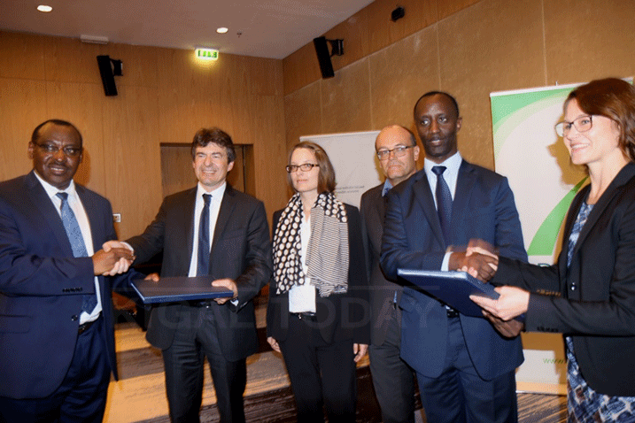 Ministiri w' Imari Claver Gatete (ibumoso) numuyoboozi wa BRD Alex Kanyankole (uwakabiri iburyo) bakira amasezerano hagati ya BRD na KfW