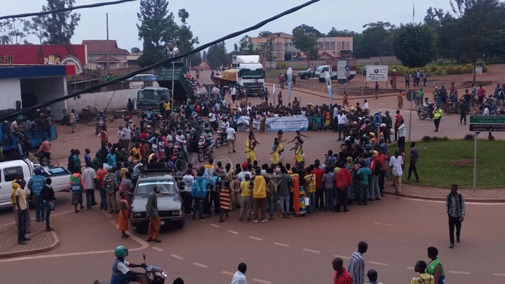 Mu mujyi wa Huye abantu baje kwihera ijisho imikino y'aba bana