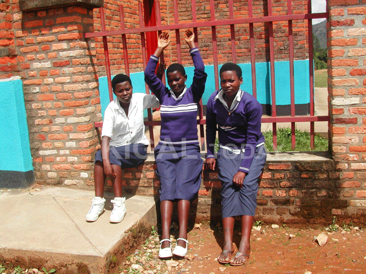 Mu gihe bamwe baba barya abatarishyuye amafaranga y'ifunguro usanga bicaye ukwabo bategereje ko barangiza.