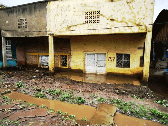 Aka kagezi karuzura kakamena muri rigole y'umuhanda amazi agacukura umuhanda. Uretse umuhanda kanasenyera abaturage.