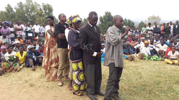 Nsanzabaganwa, wa kabiri ku urongo, avuga ko kujya gushyingura bibasaba gutegesha ibihumbi 30.