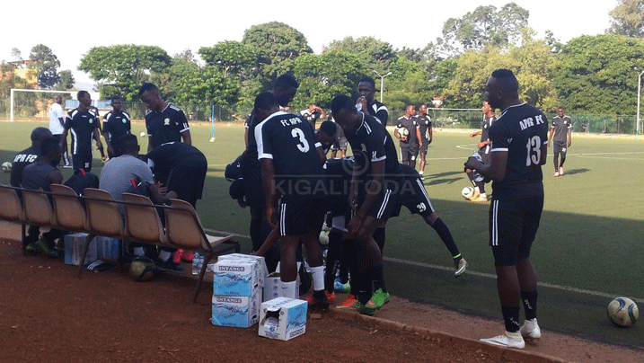 Nyuma y'imyitozo abakinnyi banywa amazi