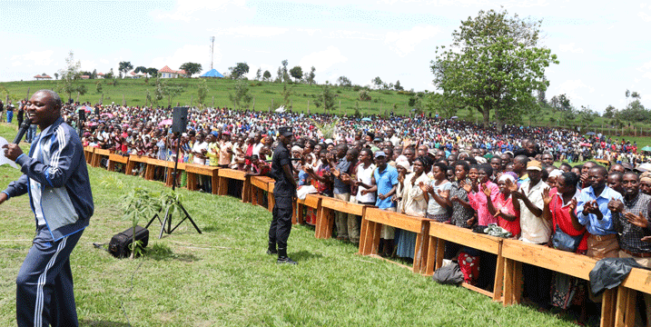 Nyuma y'umuganda abaturage bakiriye Madame Jeannette Kagame