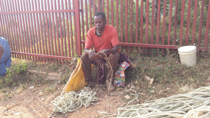 Nzabirinda yatangiye kuboha ibiziriko afite imyaka ine none agejeje 50 ari byo agikora.