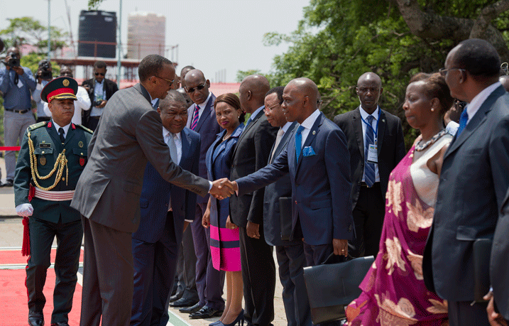 Perezida Paul Kagame aramutsa abayobozi batandukanye muri Mozambique