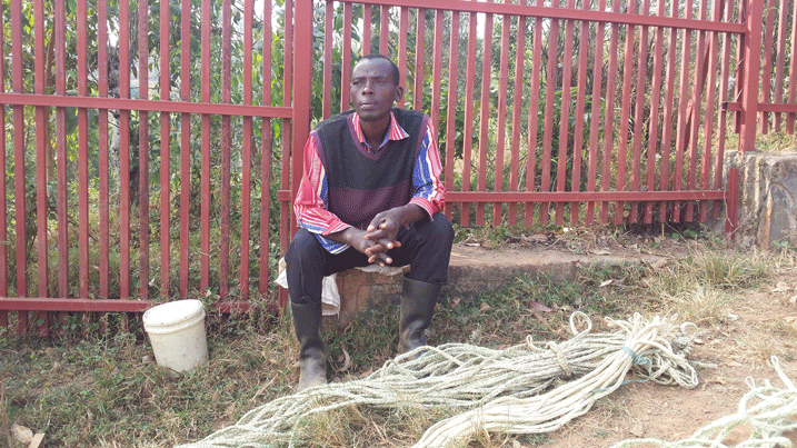 Renzaho, umwe mu baboha ibiziriko muri Nyaruguru, avuga ko bimutungiye umuryanga.