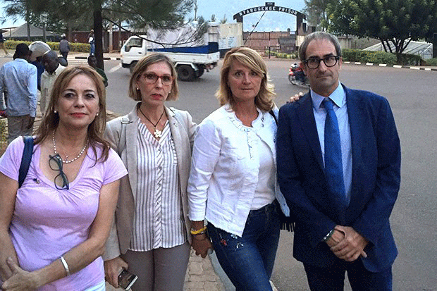 Rosa Ferragut ukomoka i Majorque muri Espagne (Wambaye agakoti k'umweru) ni umwe mu badepite bo mu Nteko y'Ubumwe bw'Uburayi wakunze kugaragaza mu nyandiko ko atavuga rumwe n'ifungwa rya Victoire Ingabire